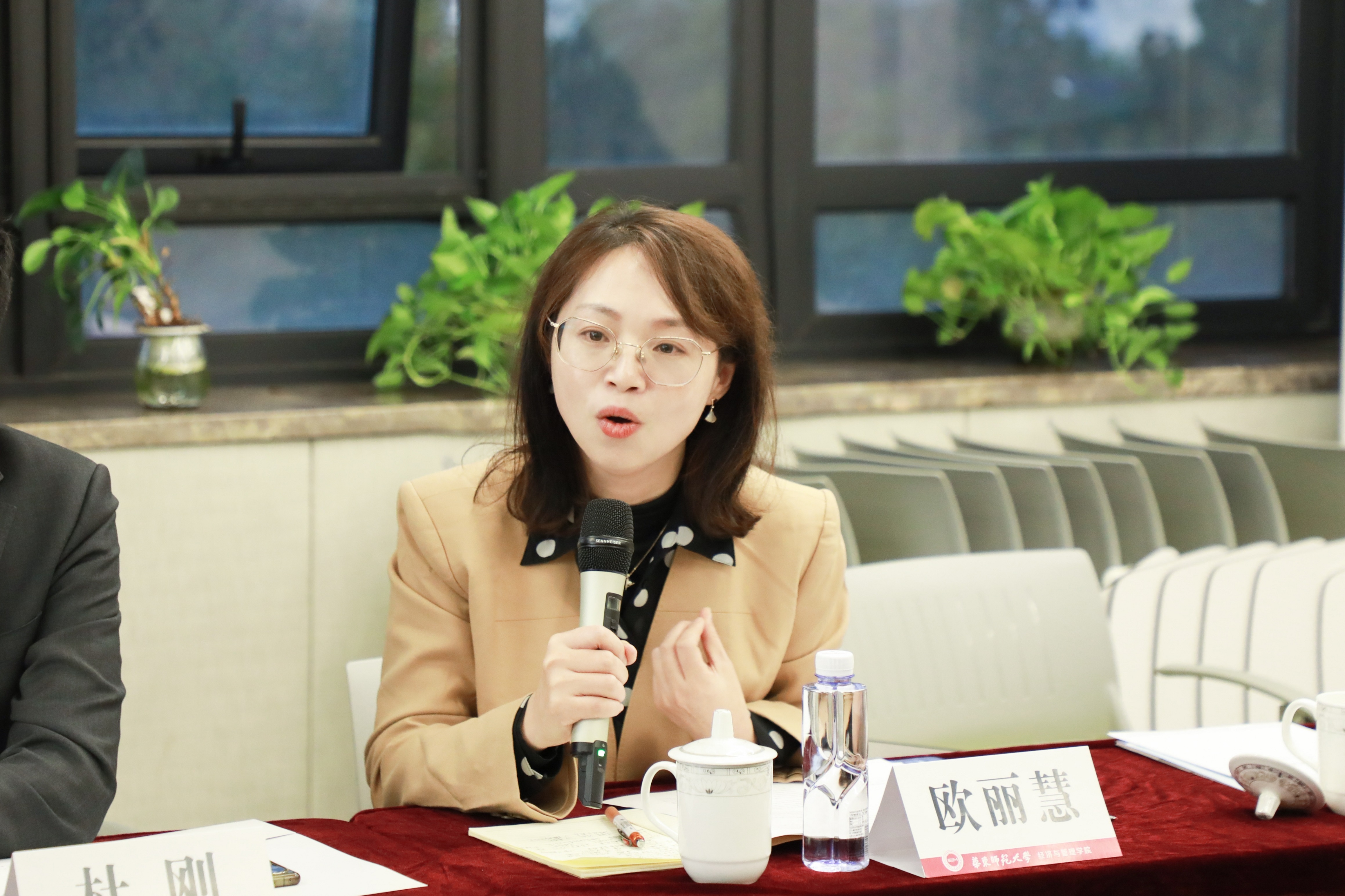 經濟與管理學院行政黨支部書記、MBA教育中心執行主任歐麗慧.jpg