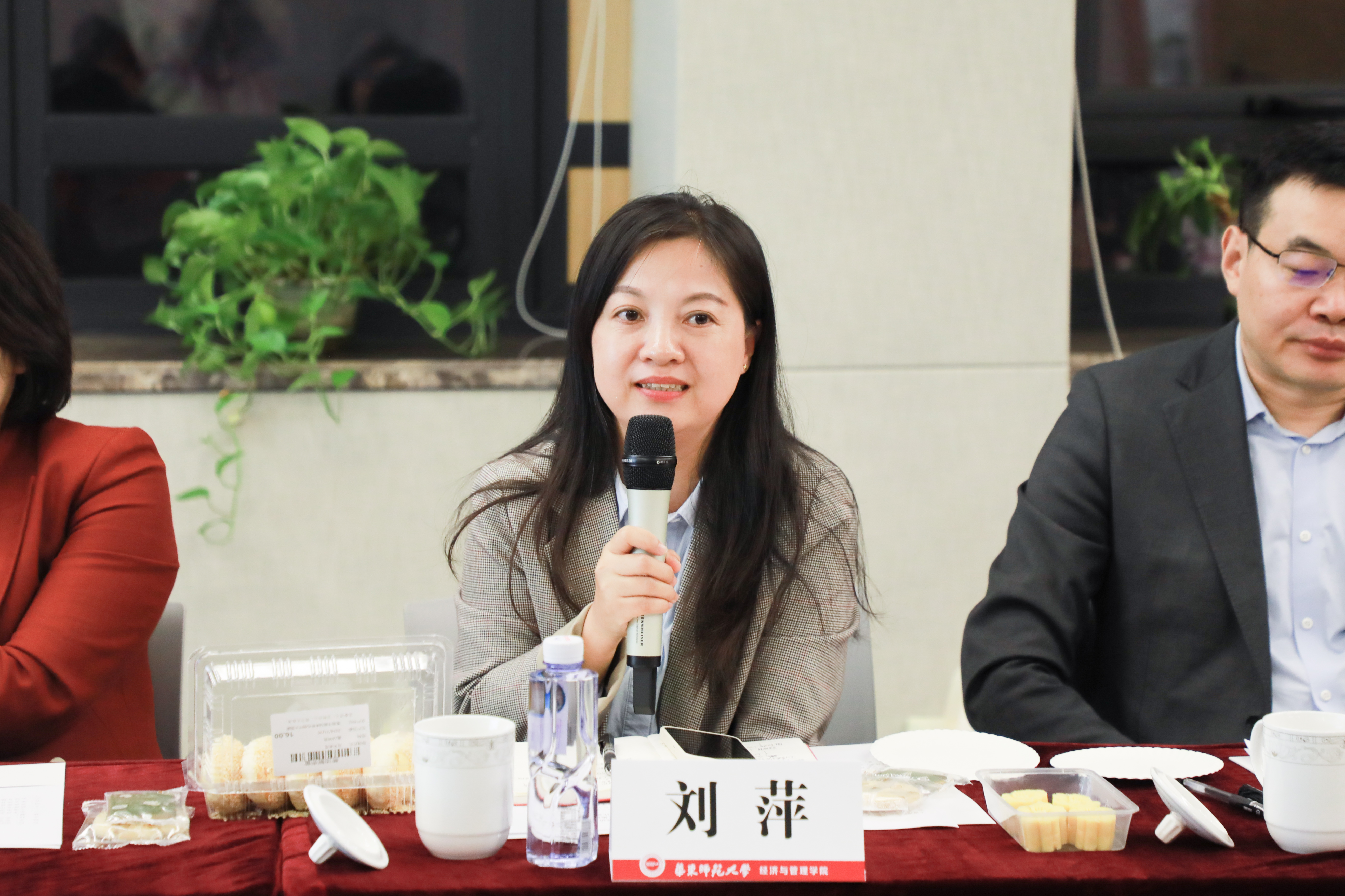 學校後勤保障部副部長（主持意昂）劉萍.jpg