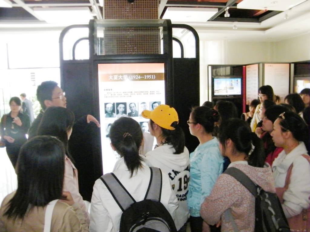 圖為同學們正在參觀校史展覽